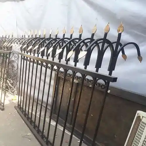 حفاظ نیزه شمشیری روی دیوار