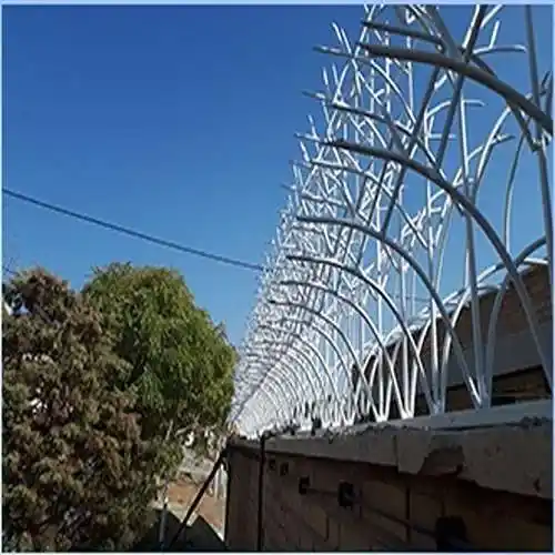 نرده روی دیوار برای رد نشدن گربه