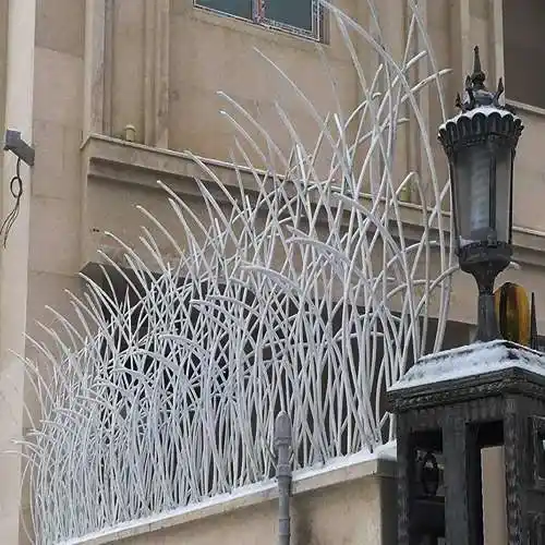 حفاظ روی دیوار نیزار