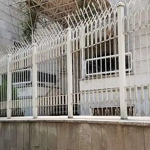 حفاظ سرخم نیزه ای روی دیوار