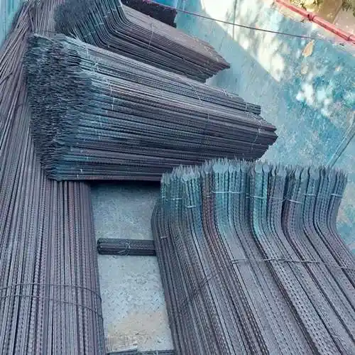 نیزه شمشیری روی دیوار نرده