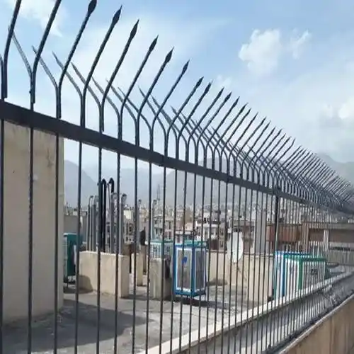 نرده دیوار عمودی خم دار