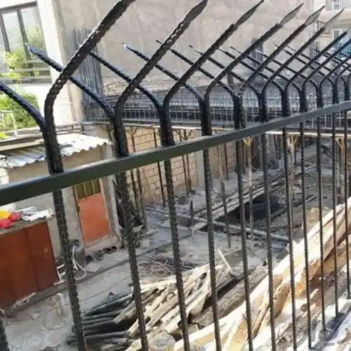 حفاظ خمدار روی دیوار