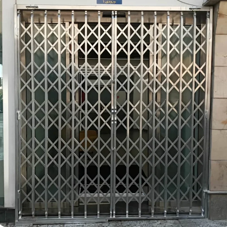 نصب حفاظ آکاردئونی دوبل سه جداره روی درب مغازه