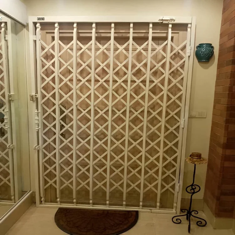 نصب حفاظ آکارئونی دوبل چهار جداره جلوی درب خانه