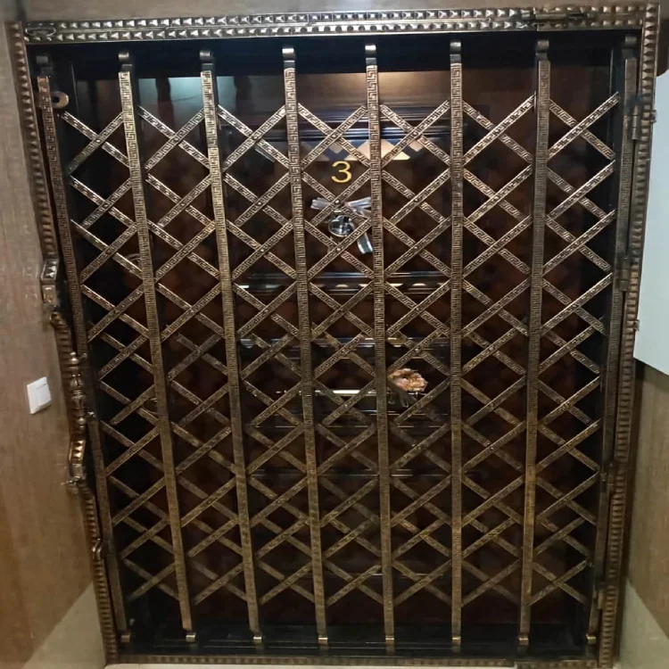 نصب حفاظ آکاردئونی تمام گل سلطنتی جلوی درب خانه