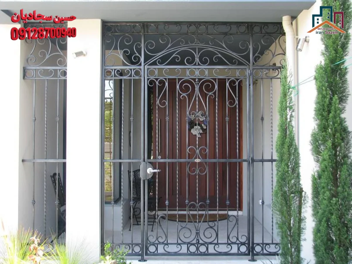 یک مدل حفاظ فرفورژه مشکی نصب‌شده روی درب ورودی ساختمان با طرح کلاسیک