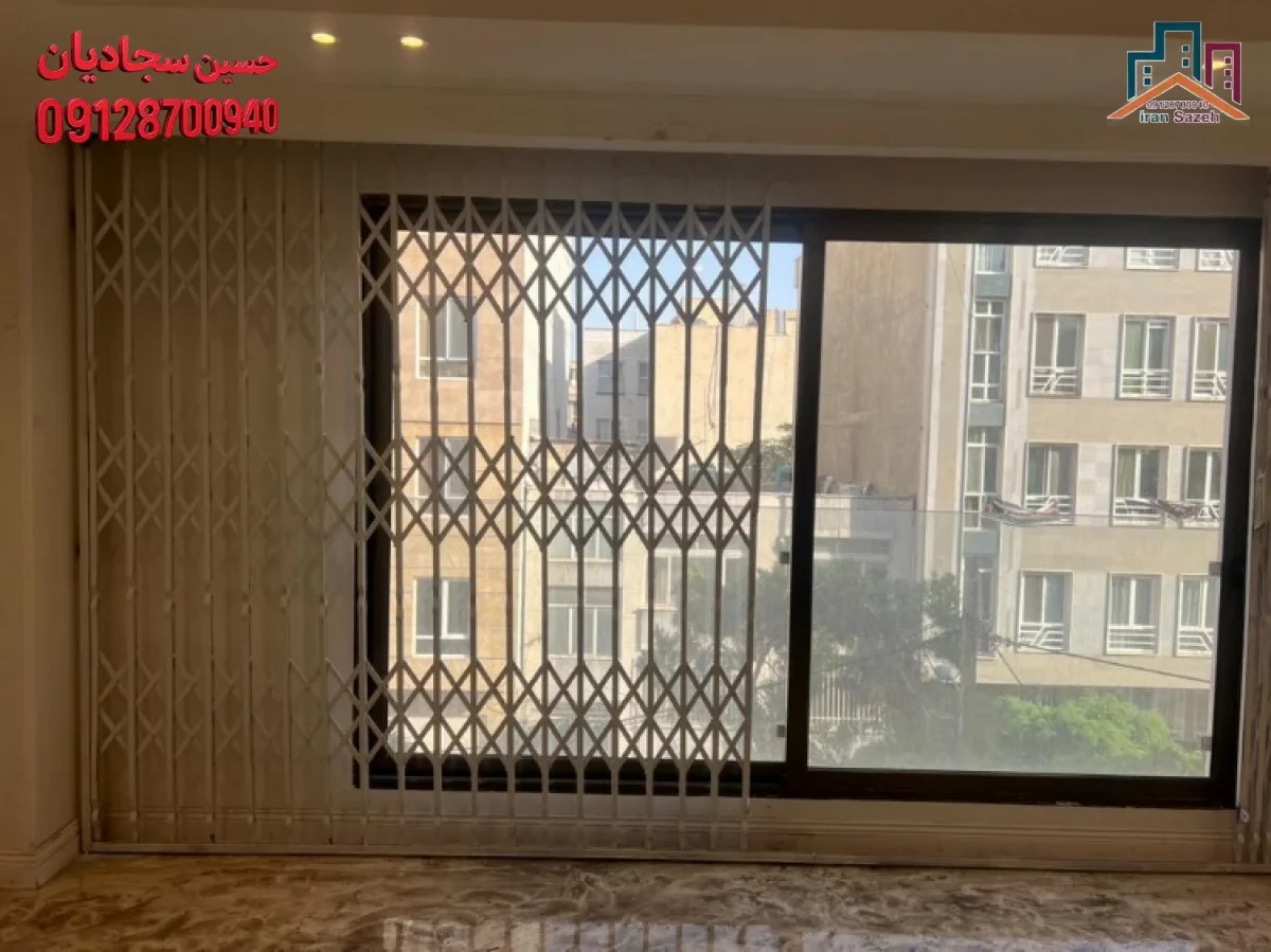 نصب تخصصی حفاظ آکاردئونی بالکن توسط تکنسین شرکت ایران سازه