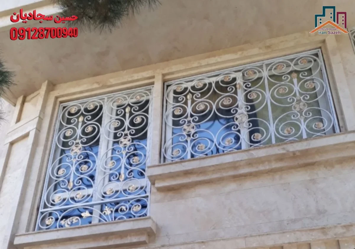 دو پنجره با حفاظ فرفورژه طلایی و طرح‌های پیچ‌دار روی نمای سنگی