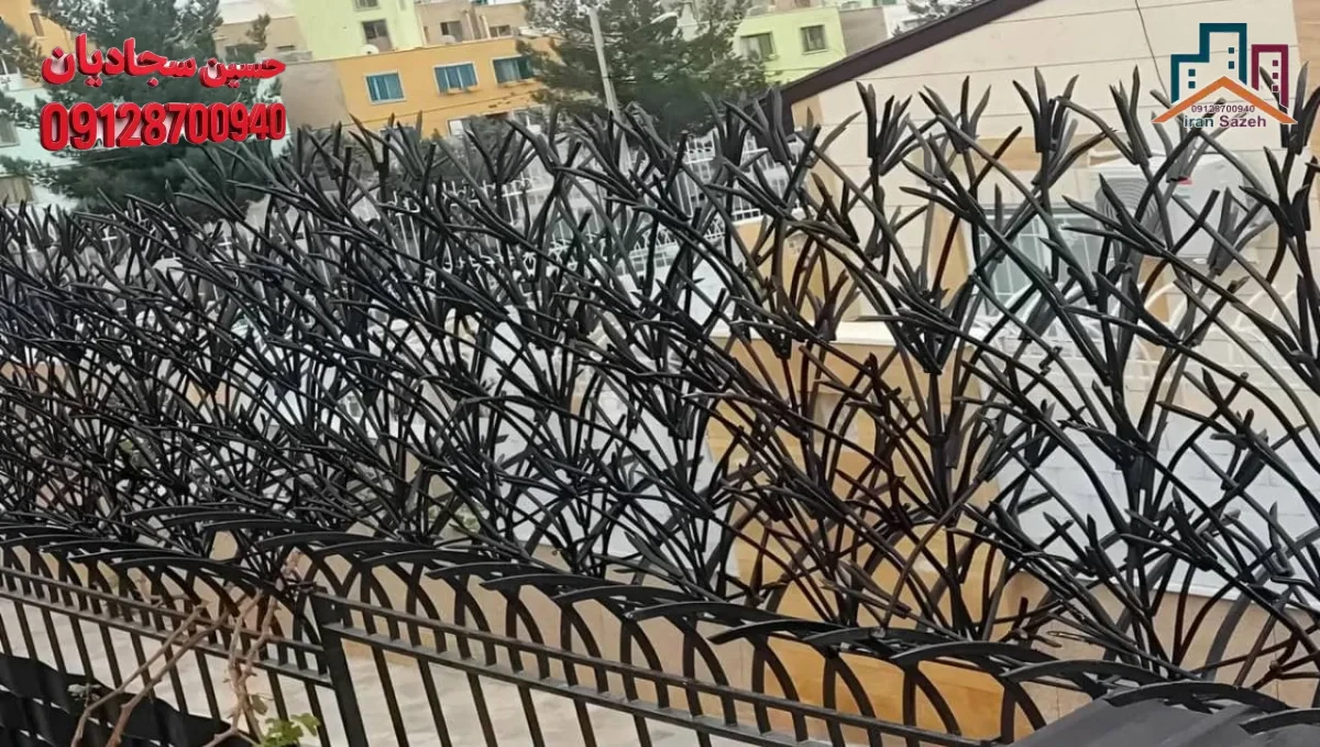 حفاظ شاخ گوزنی به رنگ مشگی روی دیوار خانه در شهریار