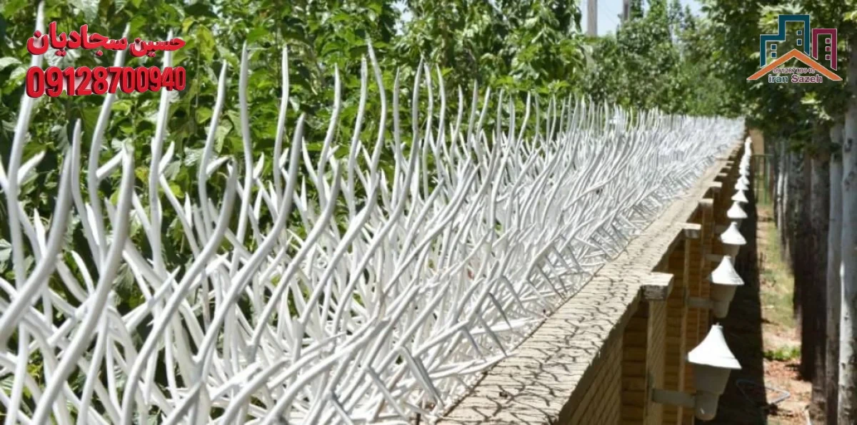 حفاظ فلزی شاخ گوزنی سفید نصب شده روی دیوار