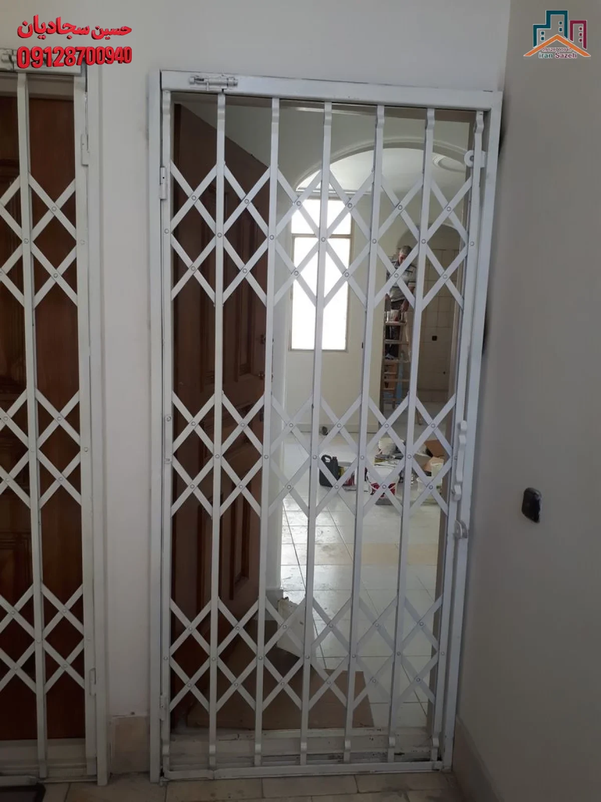 نمونه نصب‌شده حفاظ آکاردئونی روی چهارچوب درب آپارتمان