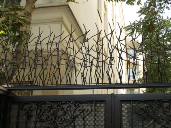 حفاظ شاخ گوزنی نصب شده روی درب پارکینگ