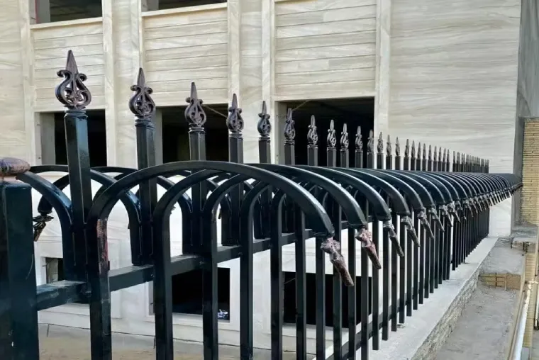 حفاظ سرنیزه آبشاریبا نیزهای چدنی