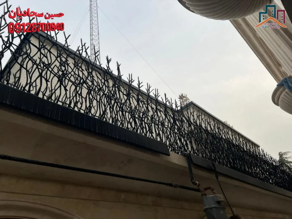 نصب حفاظ شاخ گوزنی پر تراکم روی دیوار ویلا