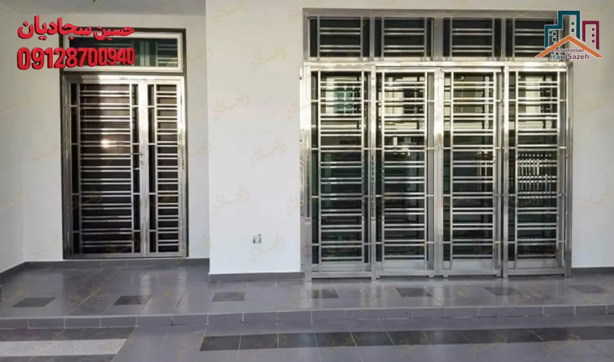 تصویر حفاظ استیل ۳۰۴ نصب‌شده روی پنجره ساختمان، ساخته‌شده از لوله‌های براق با مقاومت بالا در برابر زنگ‌زدگی