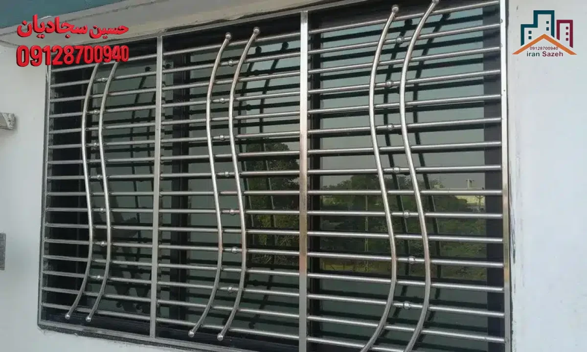 نمای نزدیک از لوله و حفاظ استیل ۳۰۴