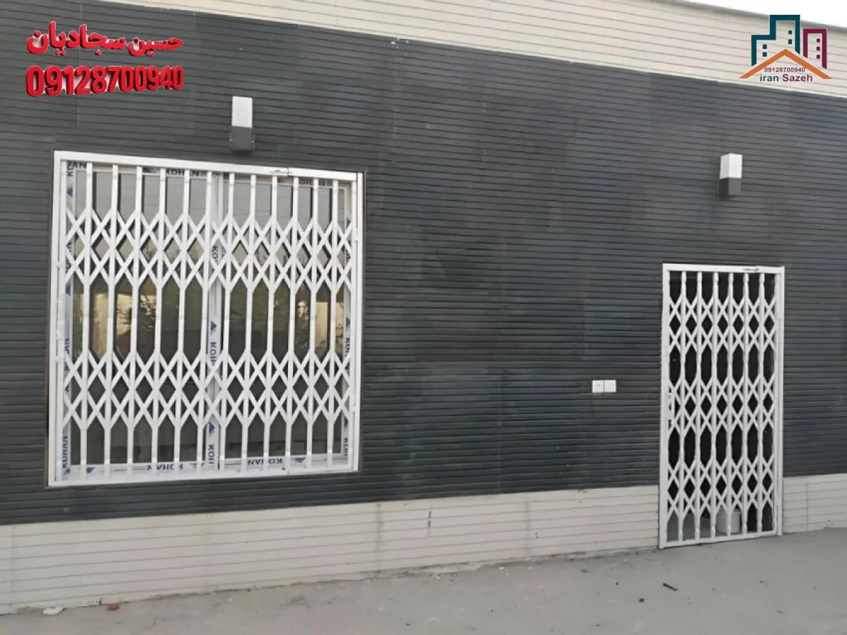 نصب حفاظ آکاردئونی جلوی درب پنجره ورودی ساختمان