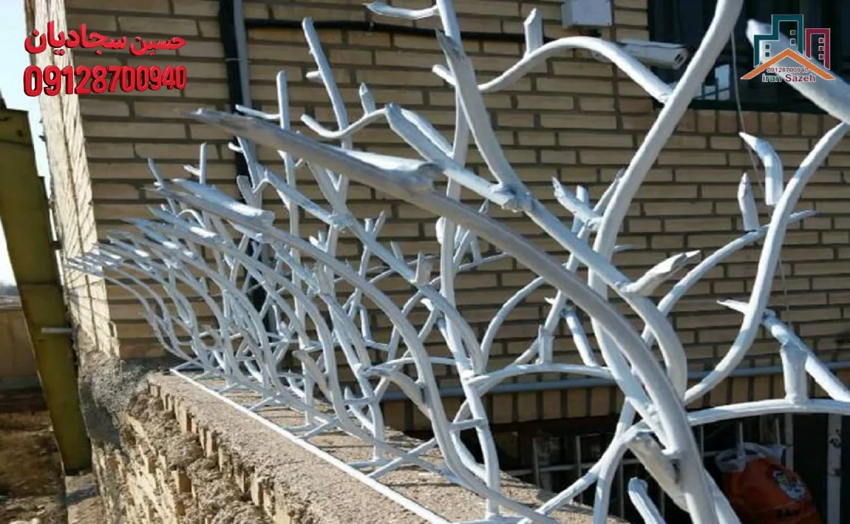 حفاظ نیزار نصب شده روی دیوار حیاط