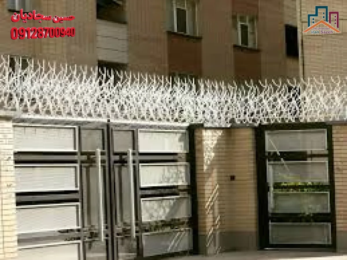 نصب حفاظ شاخ گوزنی روی دیوار حیاط در تهران با رنگ الکترواستاتیک
