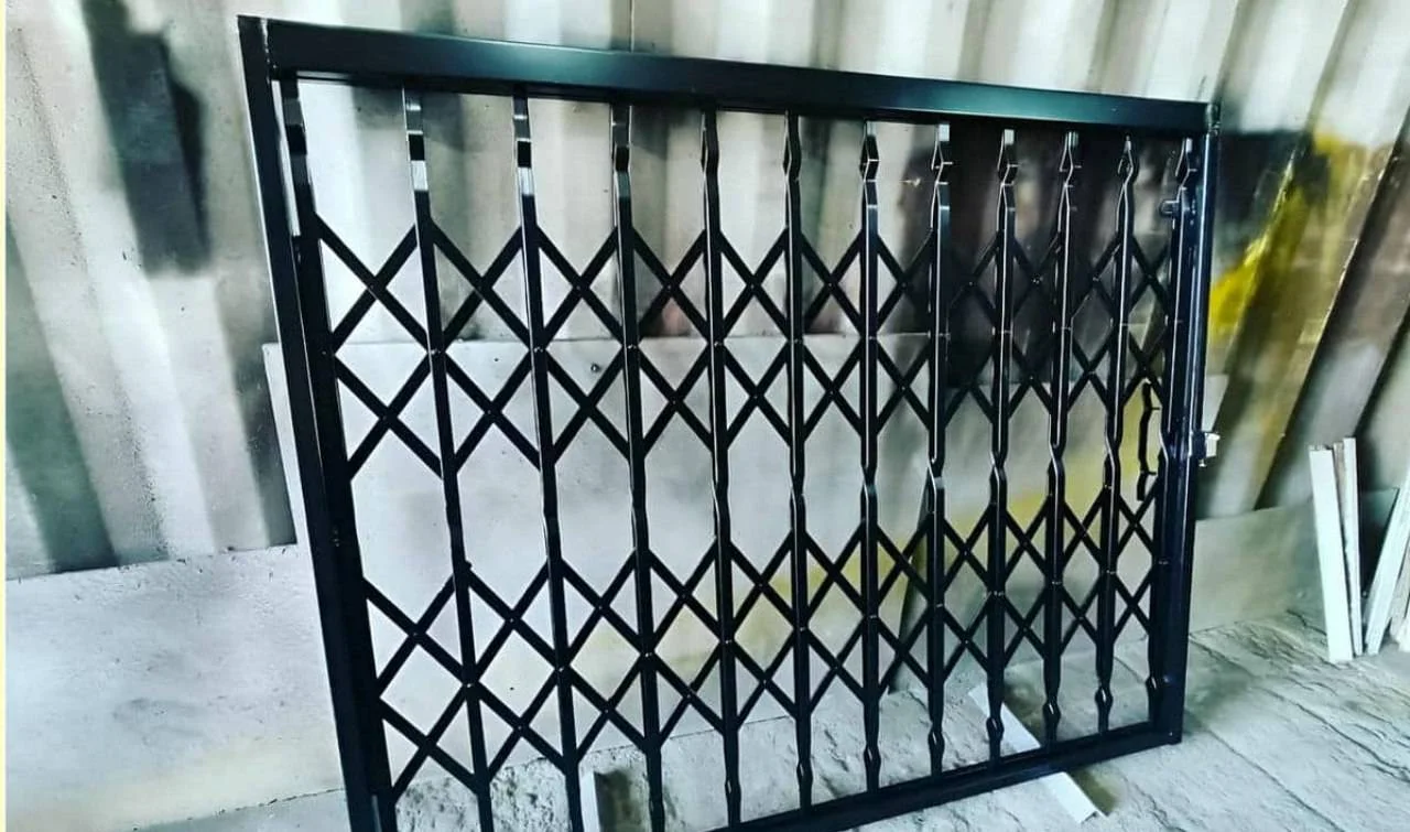 حفاظ درب آکاردئونی بزرگ 2 گل برای تراس، آماده شده در کارگاه