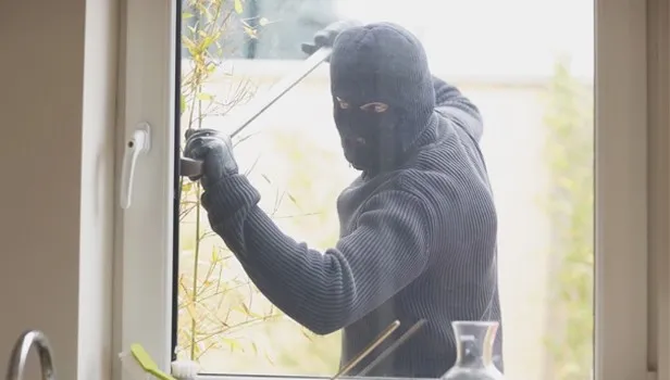 سارق در حال ورود از حفاظ پنجره دوجداره