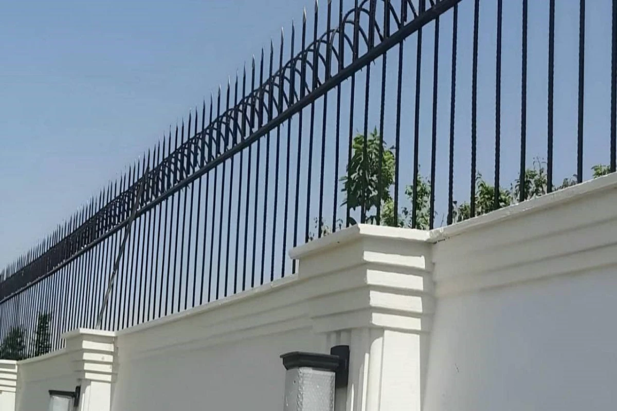 حفاظ سرنیزه ابشاری ارتفاع 2 متر نصب شده بروی دیوار