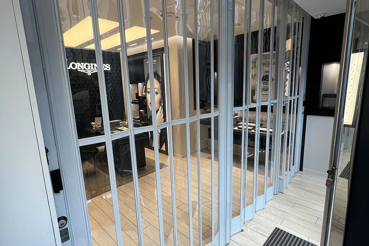 حفاظ برای درب سالن